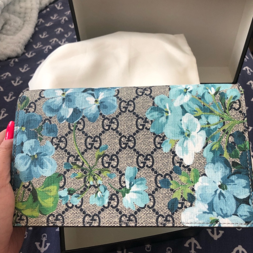 New and authentic Gucci Blooms wallet on chain